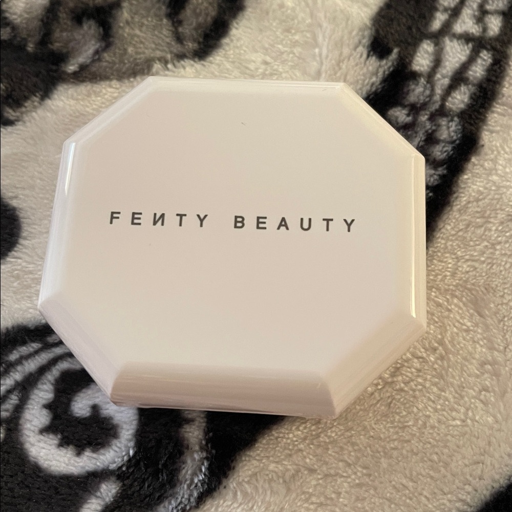 Fenty 490 Pro Filt’r Soft Matte Longwear Powder Foundation - Picture 4 of 6